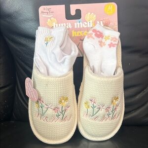 Floral Embroidered Slippers with Socks